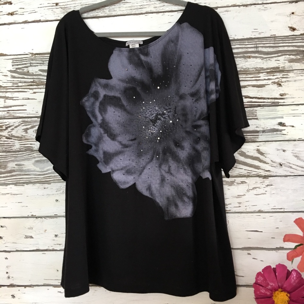 Gorgeous Classy Black top, gray /silver artistic